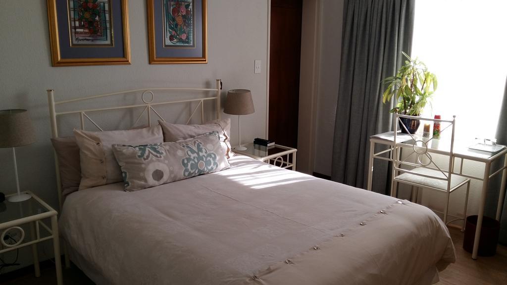 Old Oak Guest House Белвил Екстериор снимка