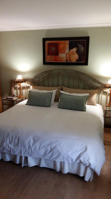 Old Oak Guest House Белвил Екстериор снимка