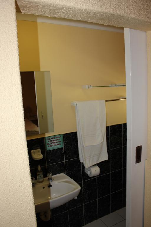 Old Oak Guest House Белвил Стая снимка