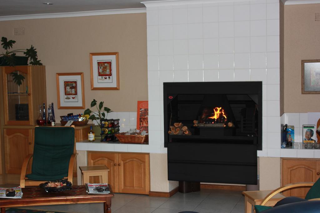 Old Oak Guest House Белвил Екстериор снимка